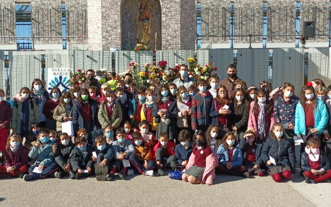 Los niños de 4º de primaria veneran a su patrona