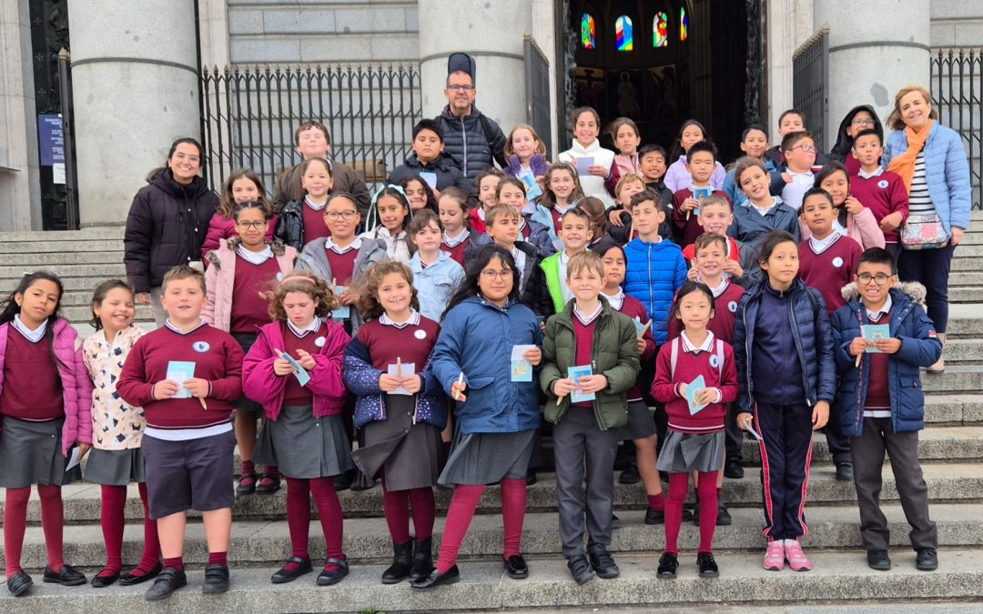 OFRENDA FLORAL A LA VIRGEN DE LA ALMUDENA 4º PRIMARIA